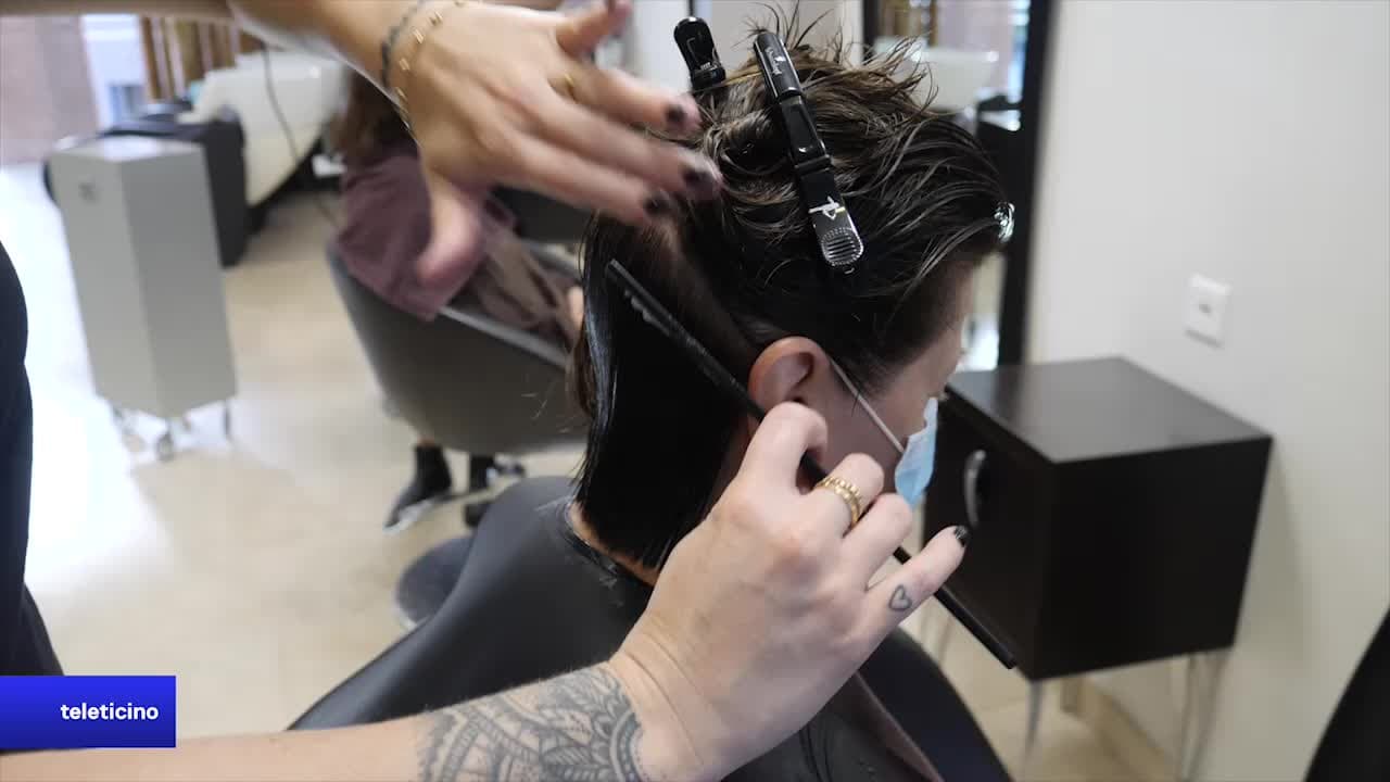 Appuntamento in salone - Basta capelli crespi