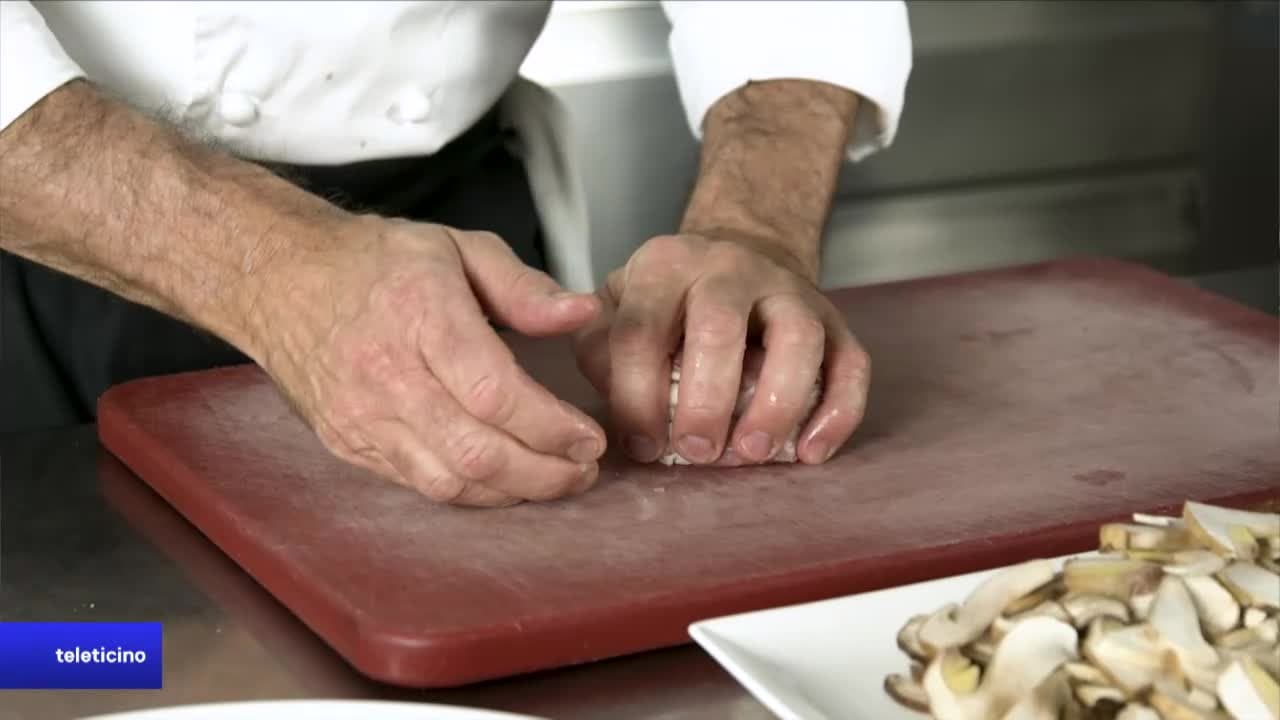 Albrici in 8 minuti - Filetto di vitello in camicia di pancetta arrotolata nostrana, funghi porcini trifolati e polenta rossa